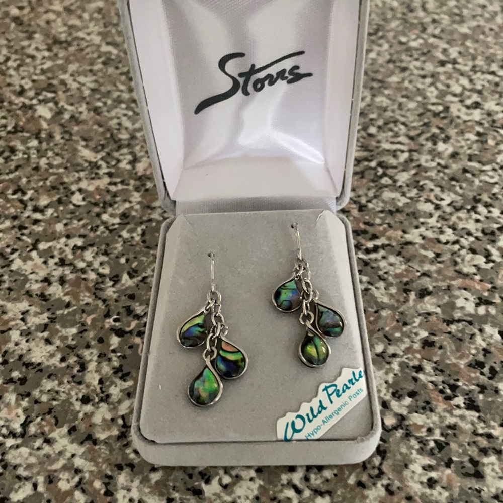 These are earrings from the brand storrs! Very pretty earring
